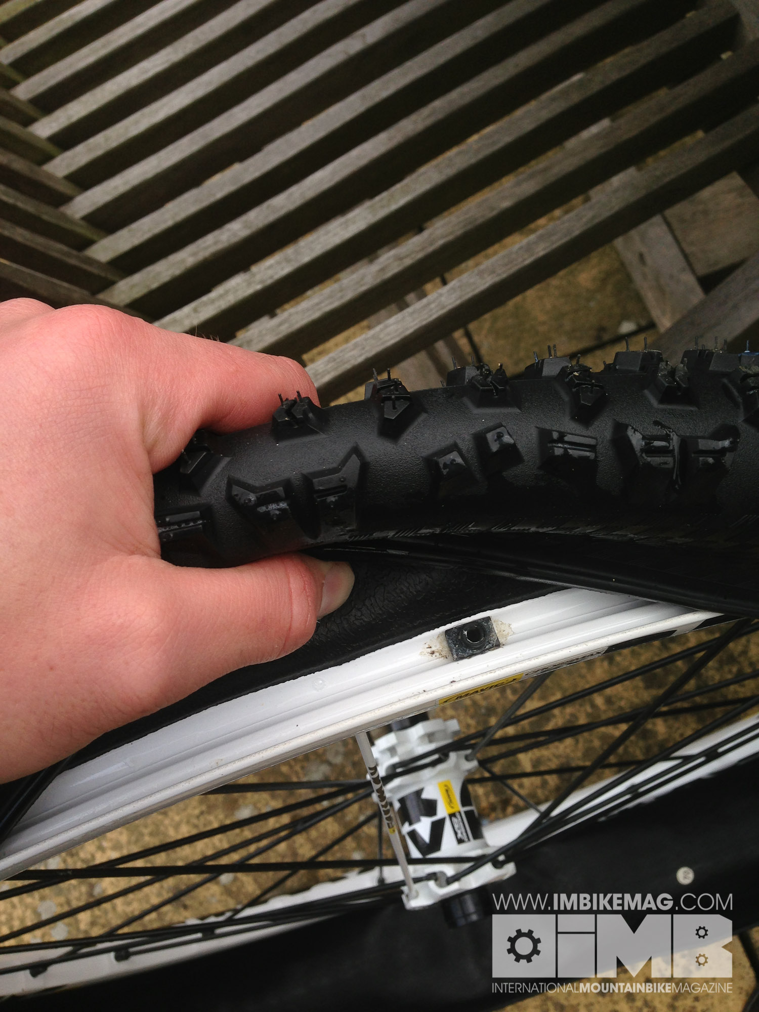 Remove the valve from the tubeless rim.