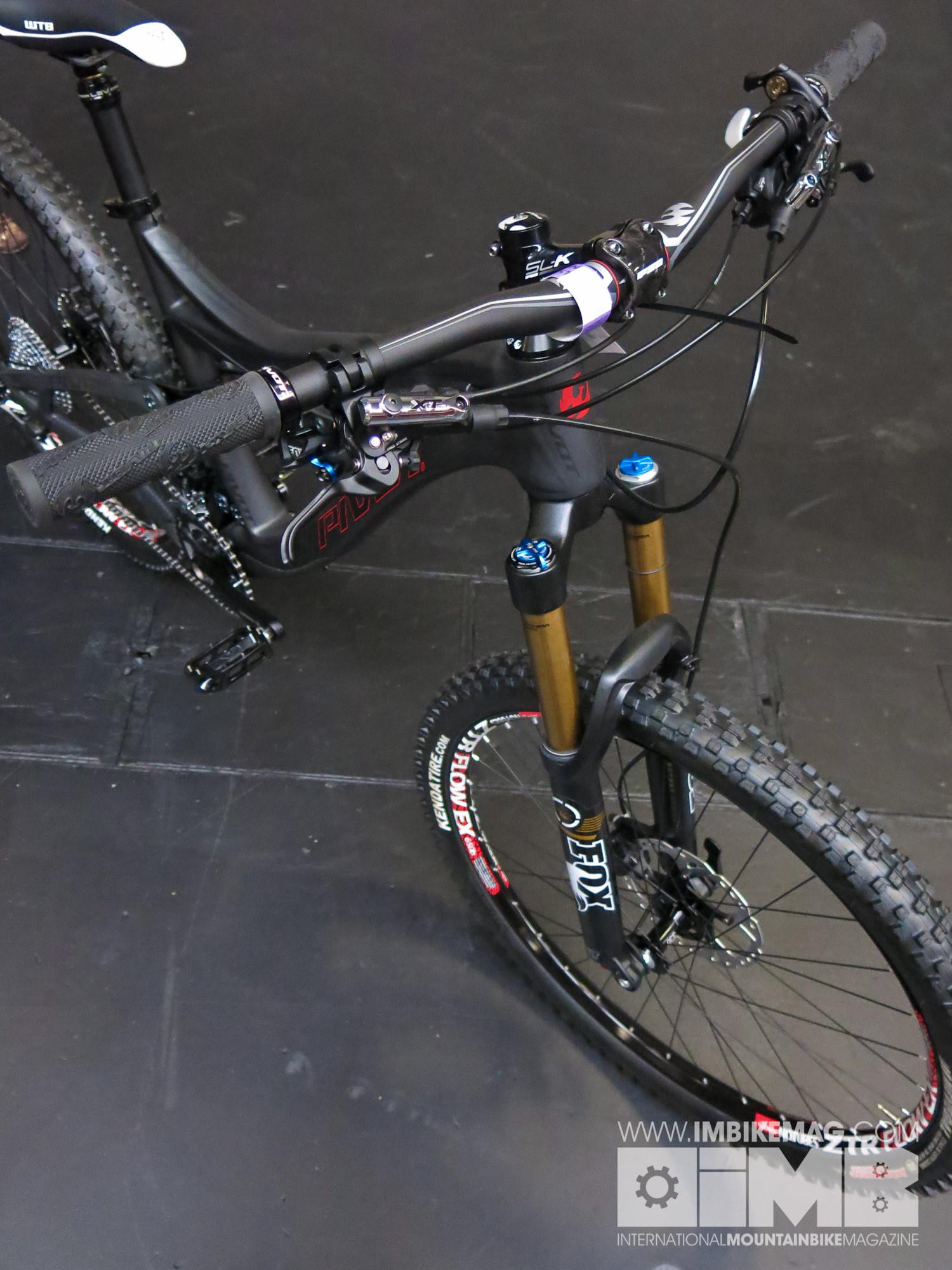 A Fox 34 FIT CTD 150mm travel fork looks after things upfront.