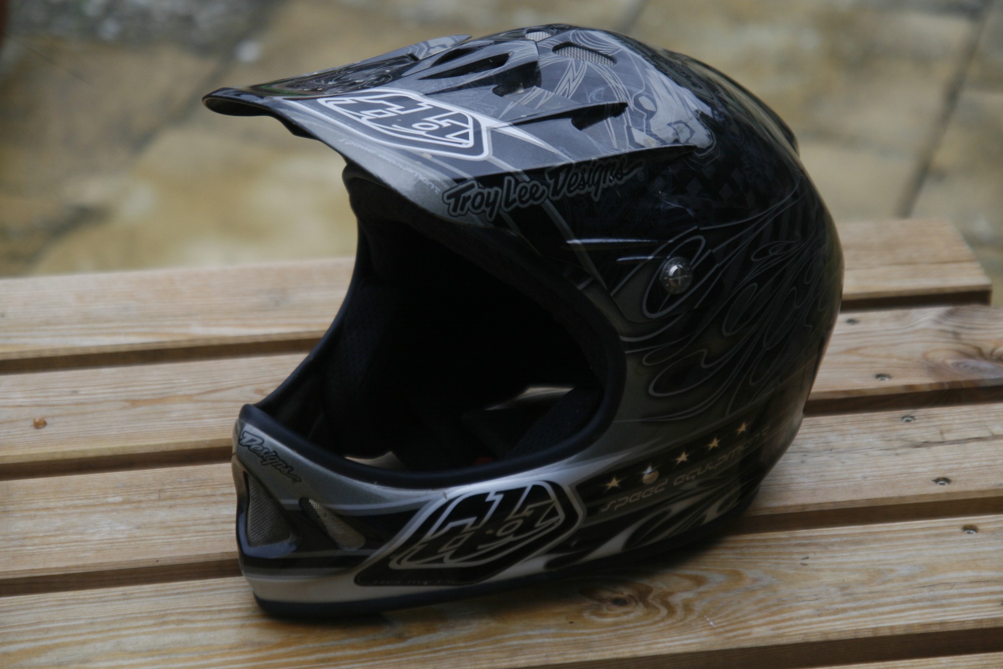 Troy Lee Designs D2 Carbon 2010 | Mountain Bike Reviews » Protection »  Helmets | IMB | Free Mountain Bike Magazine Online