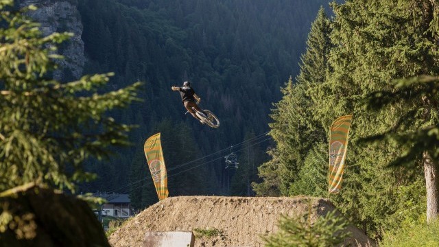 Video : Josh Lowe shreds Bikepark Chatel & Morgins in "Alpine Highs"