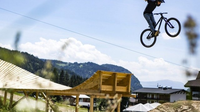 Rheeder Makes History in Les Gets