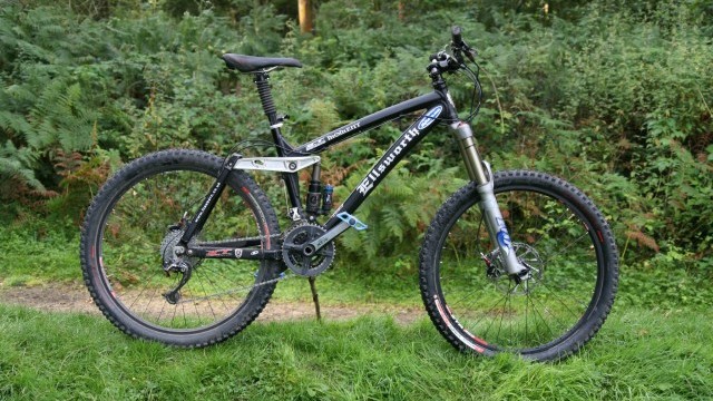 Mountain Bike Reviews - Ellsworth Bikes Moment Mk III  2009