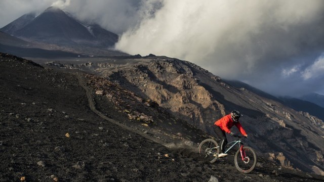 Richard Gasperotti shreds the Volcano Etna