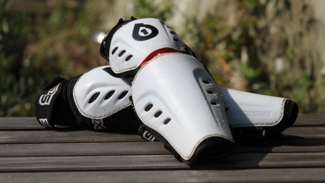 Mountain Bike Reviews - SixSixOne Race Knee and Shin  2011