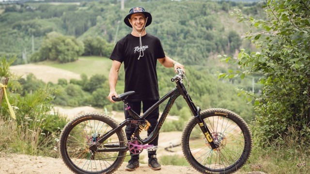 Reverse Components announces the signing of freerider Szymon Godziek.