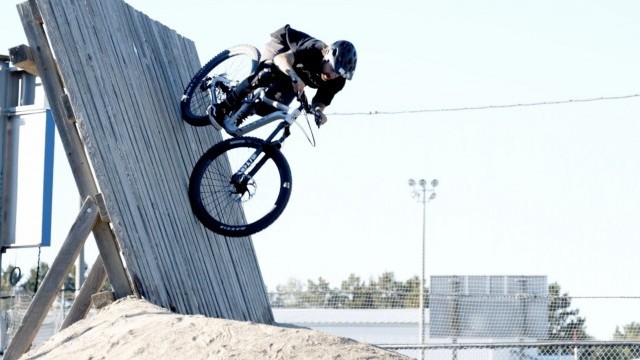 Video: Jeremy Menduni Fall Riding