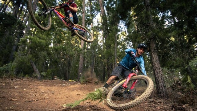 Mavic: Behind Dusted - Sam Hill vs Kilian Bron