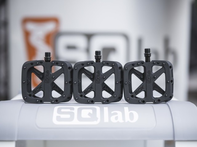 Qlab: New 5OX flat pedals come in 3 axle lengths