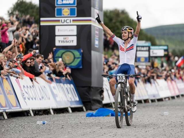 UCI XC World Champ: Pidcock powers clear from field for dominant title win