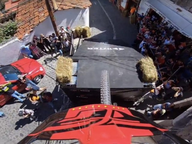 World's Fastest Urban Downhill? | Run 1 at Downhill Taxco