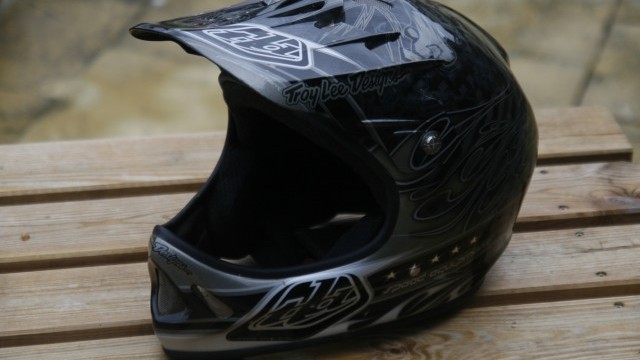 Mountain Bike Reviews - Troy Lee Designs D2 Carbon  2010