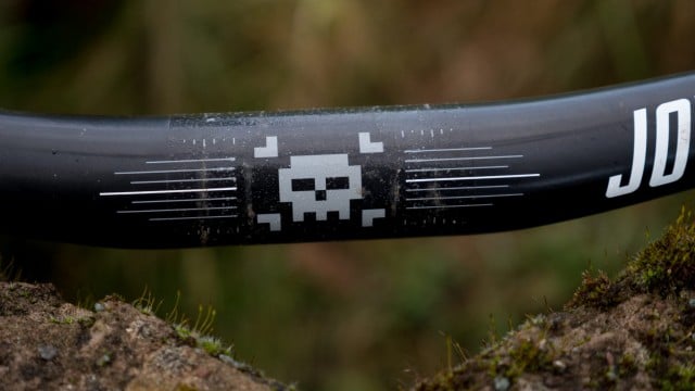 Mountain Bike Reviews - Joystick Bicycle Components Analog Carbon 2017