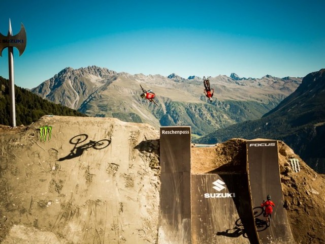 Sam Reynolds | Huge Quarterpipe Air | Suzuki Nine Knights MTB 2016