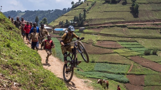 Video: 'Let’s ride' Ep 2 - Exploring Rwanda on a mountain bike with Ludo May & Fred Horny