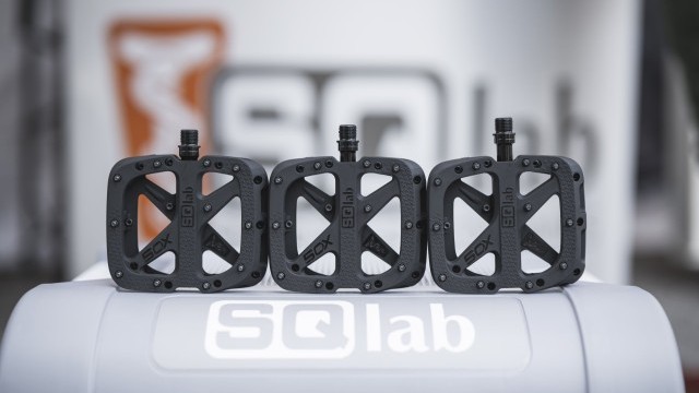 Qlab: New 5OX flat pedals come in 3 axle lengths