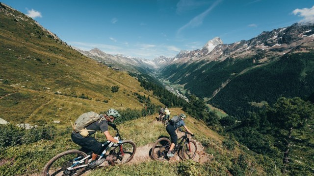Video: Extreme Family Holiday | Valais, Switzerland