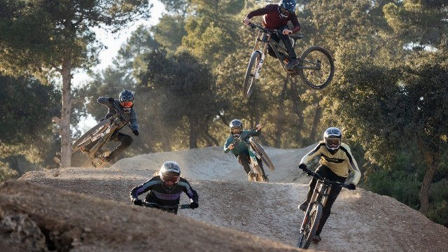 2022 Commencal Vee Downhill Team