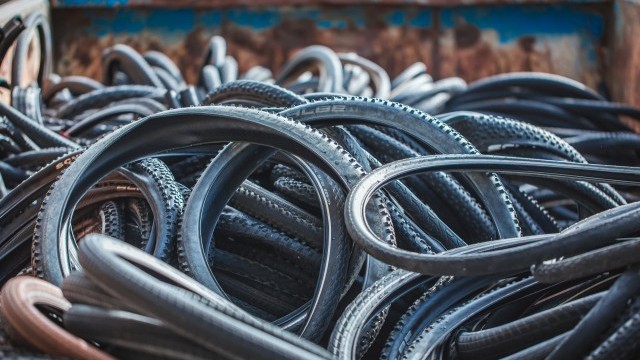 Schwalbe receives series supply of rCB from Pyrum and uses it to produce new tires