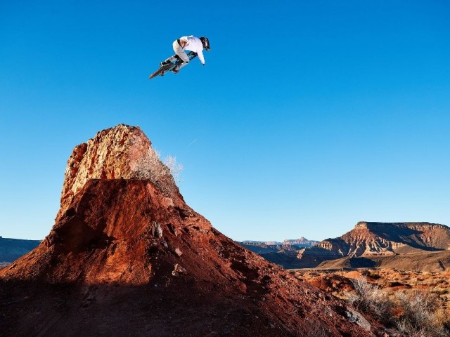 ALPINESTARS Introduces New Athletes and Spring 2022 MTB Line