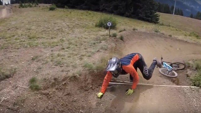 Super Morzine Bikepark POV with Brendog and Jono Jones - Crash!