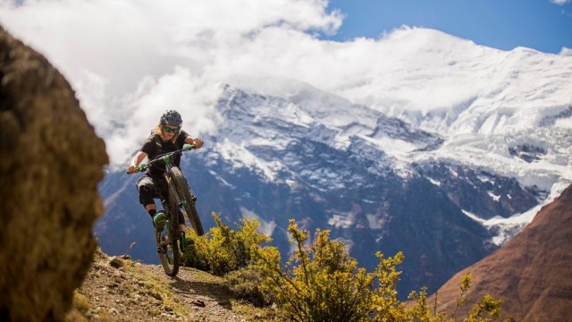 Nepalese pass storming - Thorong La - Trippin