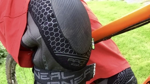 Mountain Bike Reviews - O’Neal SINNER Kevlar Knee RACE Guard 2017