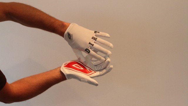 Mountain Bike Reviews - O'Neal Andreu Loves Dirt Glove  2013