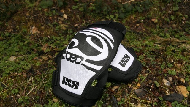 Mountain Bike Reviews - iXS Sports Division Hack Knee Pads  2010