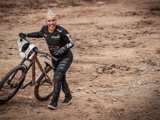 Caroline Buchanan 1st-Ever Woman's Front Flip on MTB
