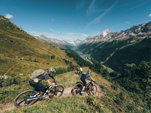 Video: Extreme Family Holiday | Valais, Switzerland