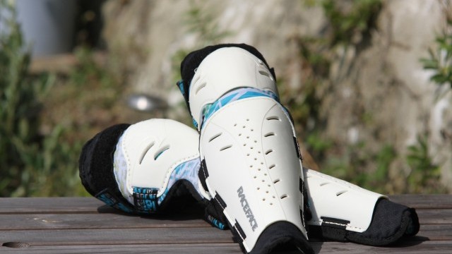 Mountain Bike Reviews - Race Face Rally FR Knee and Shin  2011