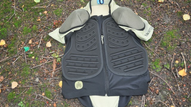Mountain Bike Reviews - Bluegrass Eagle Grizzly Back & Shoulders D30  2012