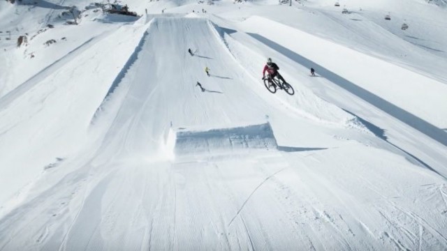 Johannes Fischbach vs Snowboarders