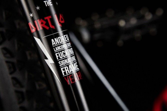 YT_Dirt_Love_Andreu_Signature_Frame_Logo_kl
