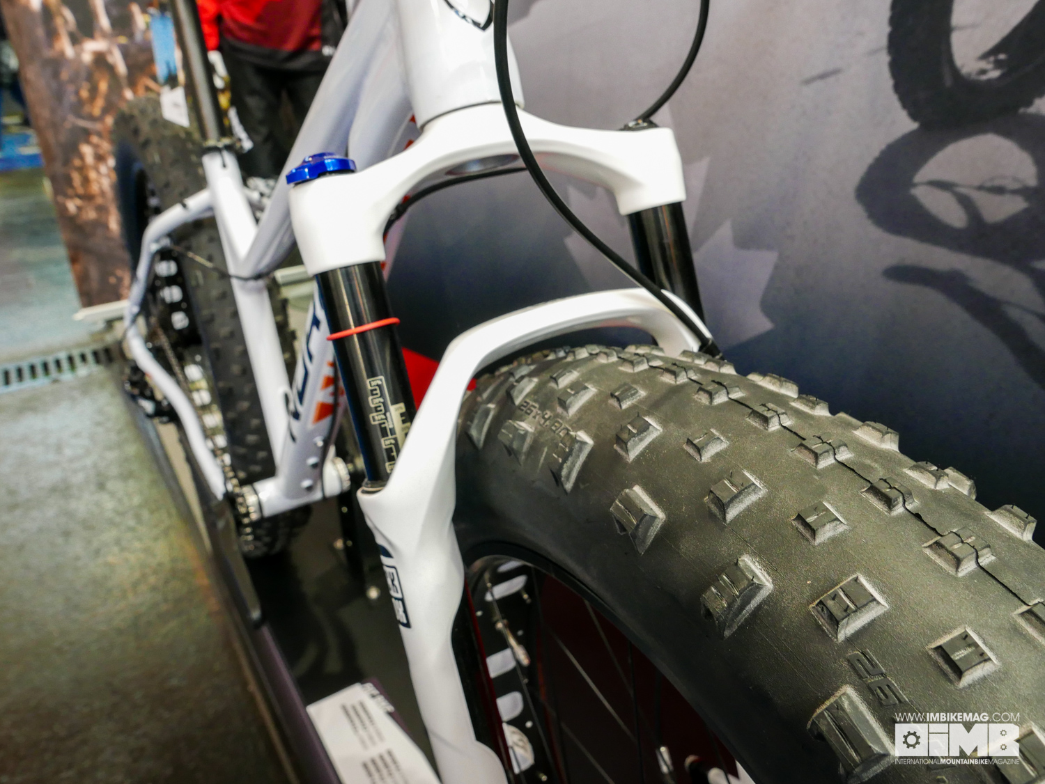 Fat tyres with 100mm of travel courtesy of the RockShox Bluto fork.