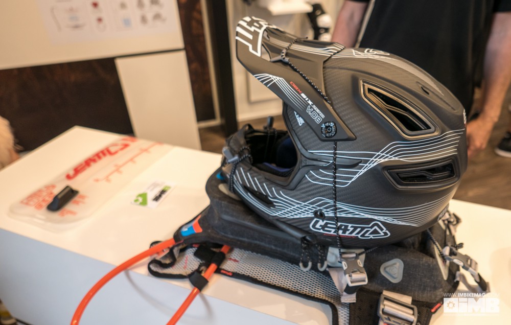 The full face carry on the DBX Enduro WP