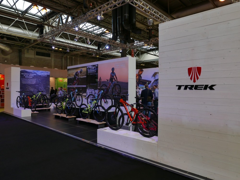 2016 for Trek is looking colourful, the new Women's Lush in Carbon is sure to attract some attention!