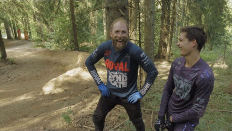 Steve Peat v Loris Vergier | Old v New School Cornering Techniques