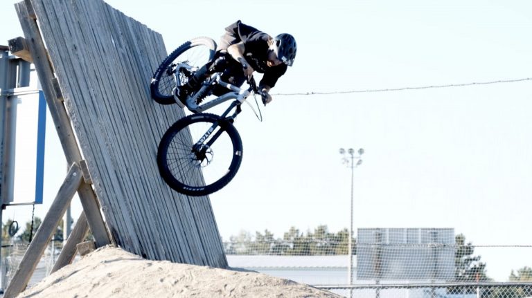 Video: Jeremy Menduni Fall Riding