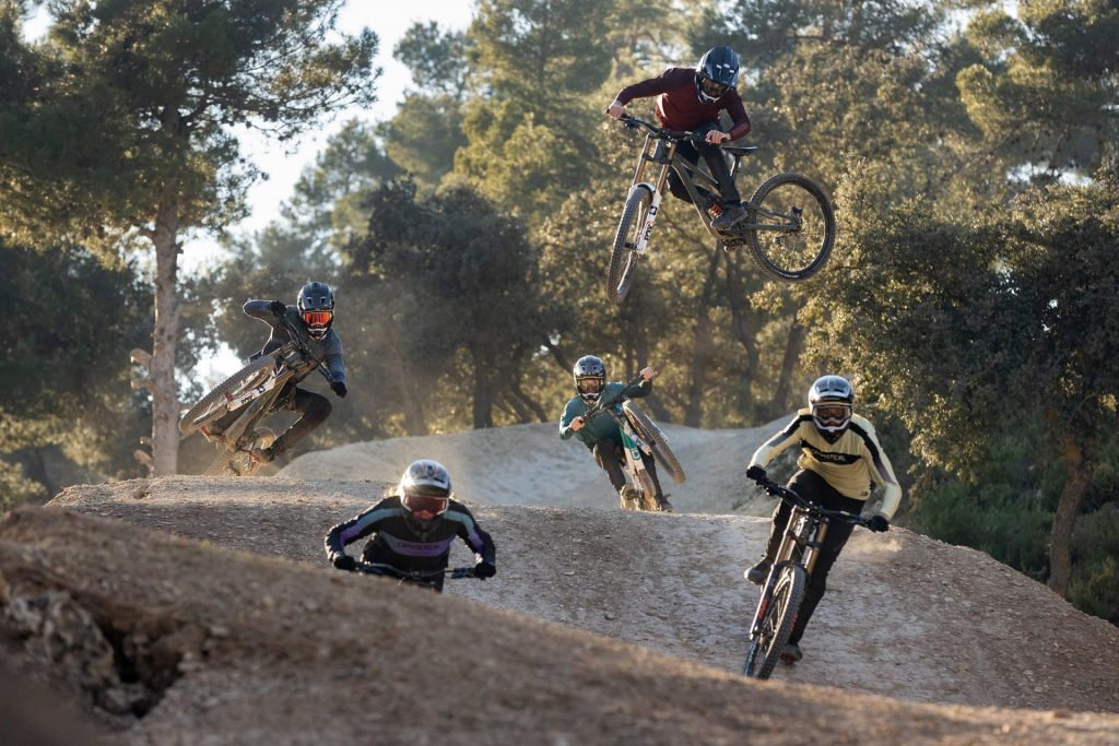 2022 Commencal Vee Downhill Team