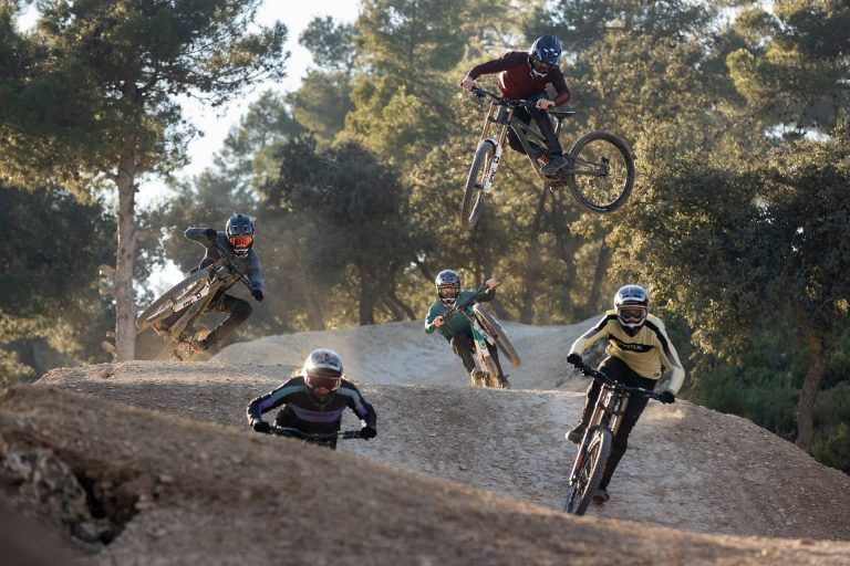 2022 Commencal Vee Downhill Team