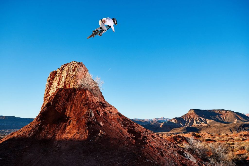 ALPINESTARS Introduces New Athletes and Spring 2022 MTB Line