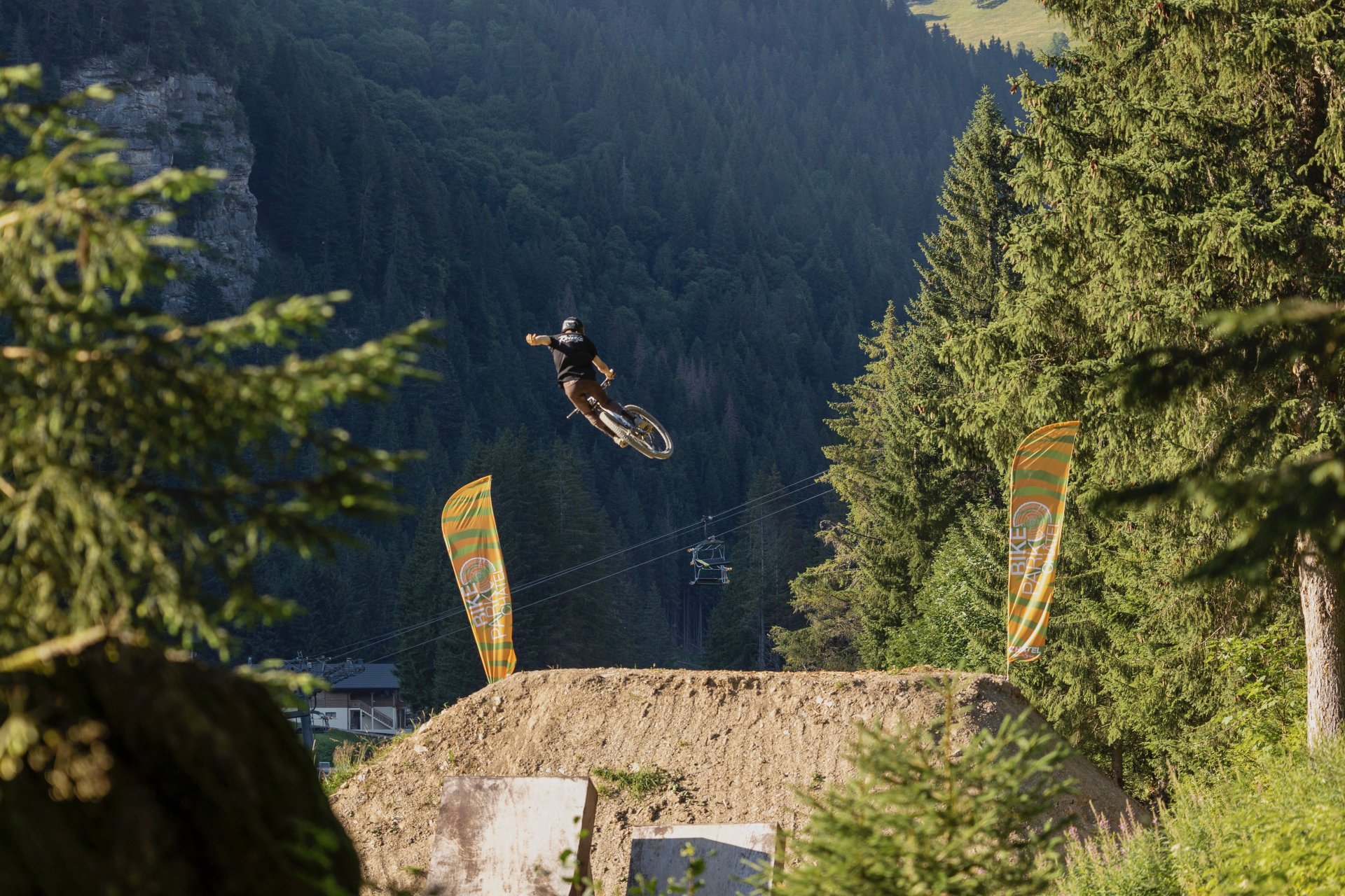Video : Josh Lowe shreds Bikepark Chatel & Morgins in "Alpine Highs"