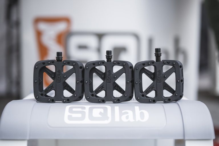 Qlab: New 5OX flat pedals come in 3 axle lengths