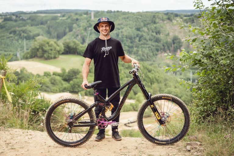 Reverse Components announces the signing of freerider Szymon Godziek.